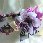 紫系のアネモネとボーダーリボンの花冠B
